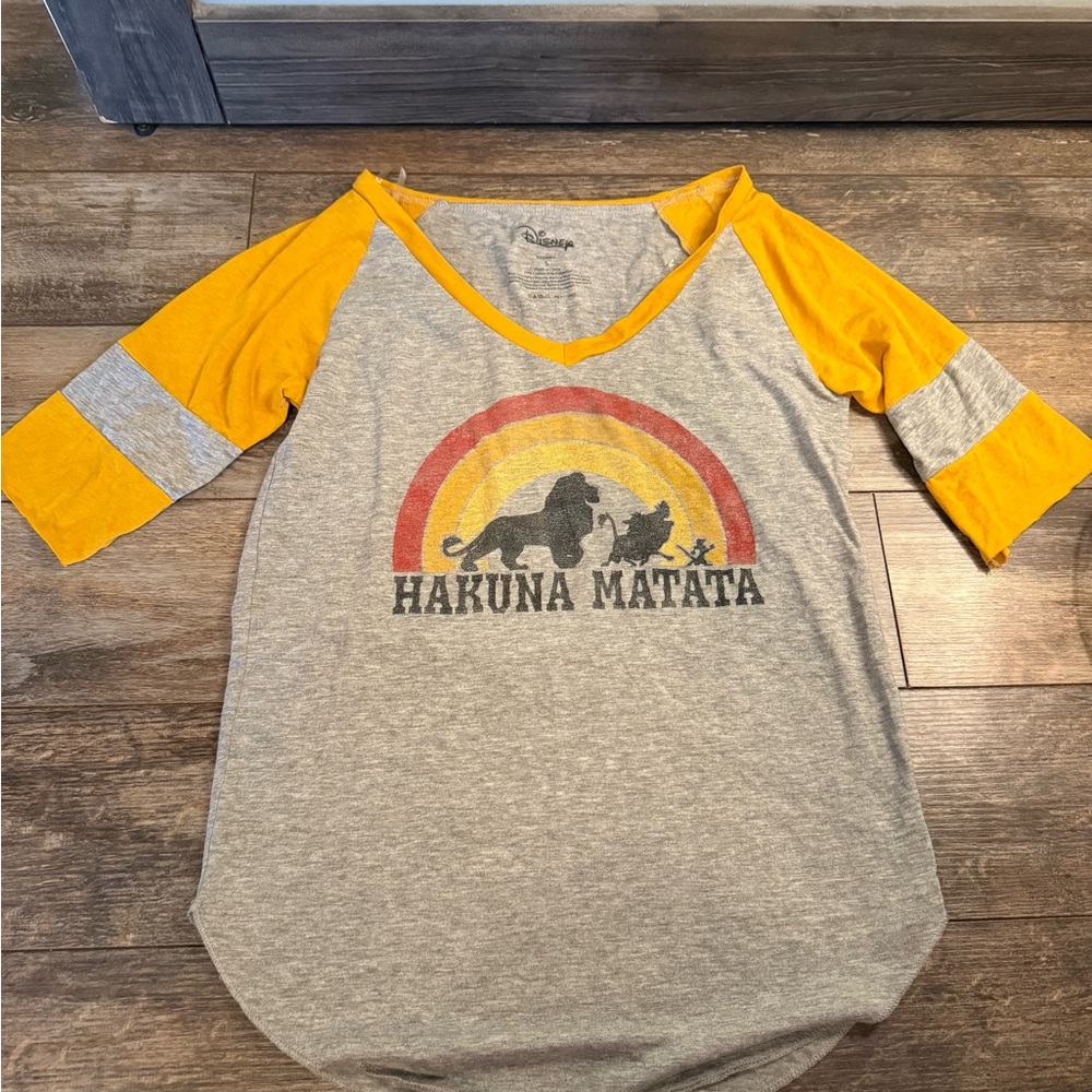 Disney womens Hakuna Matata shirt small